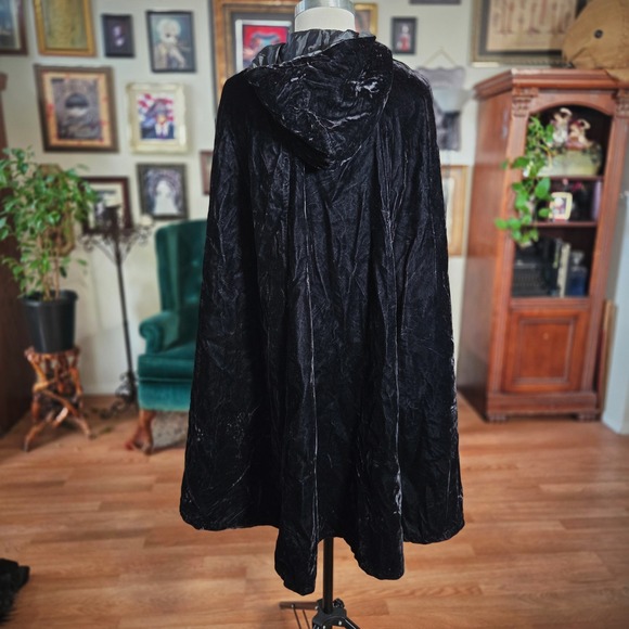 Vintage 90s Storybook Heirlooms Hooded Cloak Black Crushed Velvet Cape - Picture 4 of 8